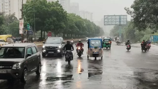 दिल्ली-NCR में कड़क रही बिजली, झमाझम बारिश और काले बादलों ने मौसम किया सुहाना