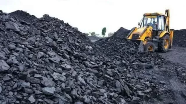 खदानों में भरा पानी, इलेक्ट्रिसिटी की डिमांड हाई... देश के बिजली घरों में कितने दिन का कोयला बचा?