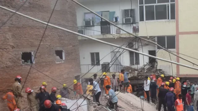 सत्य निकेतन में PG गिरने से बगल वाली इमारत में आई दरारें, MCD का नोटिस जारी; 3 दिन में चलेगा बुलडोजर