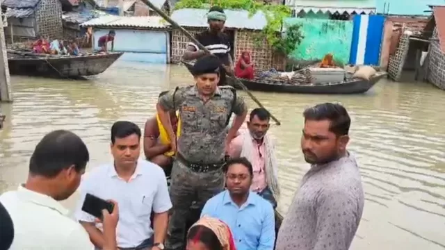 पैरों में हवाई चप्पल और नाव पर DM! कटिहार में बाढ़ पीड़ितों का हाल जानने पानी में उतरे आशुतोष द्विवेदी