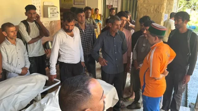 Kangra News: बाइक खाई में गिरने से एक ही गांव के 3 युवकों की मौत, शाहपुर के दरीणी में हुआ दर्दनाक हादसा